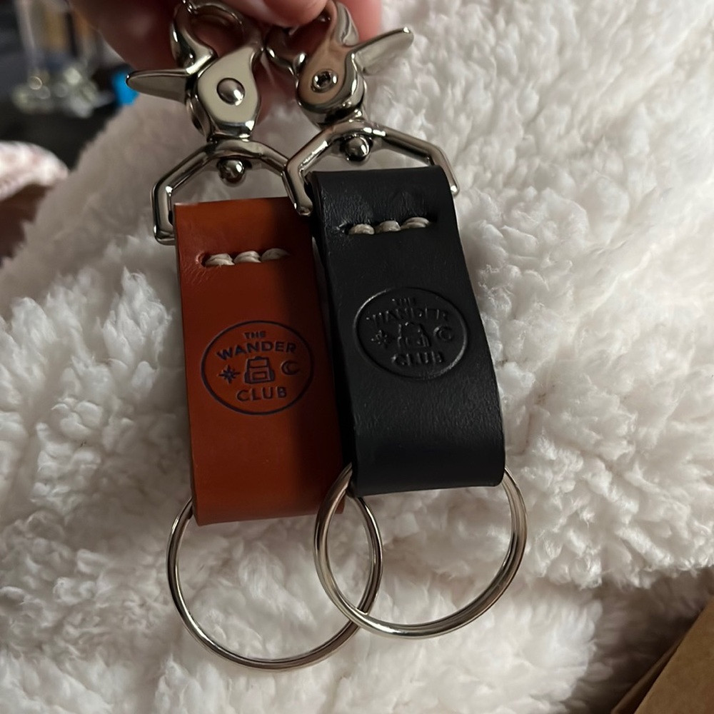 2 wander club key chains